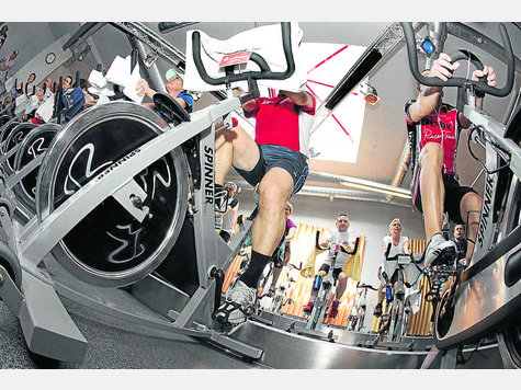 Schwitzen und Strampeln ist angesagt, wenn am Samstag, 2. April, ab 13 Uhr im „Number 1“der Startschuss zum Spinning zugunsten„Menschen in Not“ fällt. Foto: lehmann Schwitzen und Strampeln ist angesagt, wenn am Samstag, 2. April, ab 13 Uhr im „Number 1“der Startschuss zum Spinning zugunsten„Menschen in Not“ fällt. Foto: lehmann