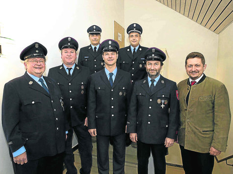 Tragen voll Stolz die Feuerwehr-Uniform: Ihren langjährigen Stützen überreichen Vorsitzender Ralf Wagner und Kommandant Markus Mende (hinten v.l.) die hohen Auszeichnungen der Gemeinde: Die goldene Feuerwehrmedaille erhalten (v.l.) Martin Wetzl (35 Jahre Mitglied) und Thomas Klimant (25 Jahre), die silberne Medaille bekommen Franz Wenzl (25 Jahre) und Martin Mayer (30 Jahre), denen auch Bürgermeister Klaus Korneder gratuliert. Foto: rabe Tragen voll Stolz die Feuerwehr-Uniform: Ihren langjährigen Stützen überreichen Vorsitzender Ralf Wagner und Kommandant Markus Mende (hinten v.l.) die hohen Auszeichnungen der Gemeinde: Die goldene Feuerwehrmedaille erhalten (v.l.) Martin Wetzl (35 Jahre Mitglied) und Thomas Klimant (25 Jahre), die silberne Medaille bekommen Franz Wenzl (25 Jahre) und Martin Mayer (30 Jahre), denen auch Bürgermeister Klaus Korneder gratuliert. Foto: rabe