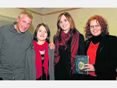 Freuten sich &uuml;ber den ersten Platz: Leah Fraunhoffer (2.v.l.), ihre Freundin Sandra Wende sowie Britta Muzyk und Moderator Matthias Matuschik. foto: jro