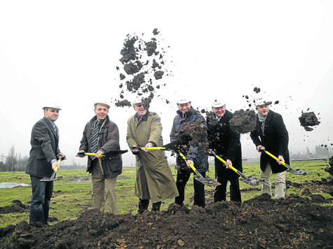 Mit Schwung ins Bauvorhaben sind gestern beim Spatenstich gestartet (von links): Robert Freund (designierter Leiter der Peitinger Produktion), Landrat Friedrich Zeller, Firmenchef Roland Kneer, Georg Fink (Sparkasse Garmisch), Bürgermeister Michael Asam und Architekt Ivo Kux. foto: bas Mit Schwung ins Bauvorhaben sind gestern beim Spatenstich gestartet (von links): Robert Freund (designierter Leiter der Peitinger Produktion), Landrat Friedrich Zeller, Firmenchef Roland Kneer, Georg Fink (Sparkasse Garmisch), Bürgermeister Michael Asam und Architekt Ivo Kux. foto: bas