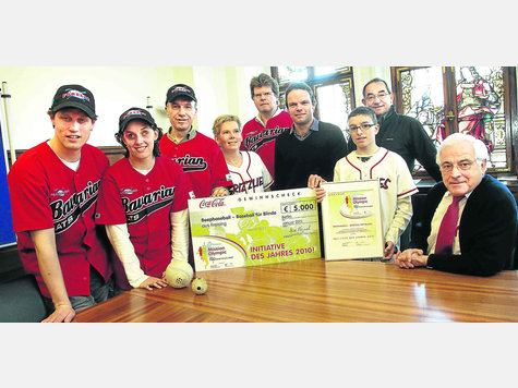 Riesenfreude herrschte gestern über den Siegerpreis im Wettbewerb „Mission Olympic“ bei Christian Schöpplein, Melanie Egerer von den „Bavarian Bats“, Initiator Franz Fischer, Irene Hilf (Grizzlies), Bats-Coach Hubertus Hagemeyer (v. l.) sowie OB Dieter Thalhammer, Sportreferent Helmut Weinzierl und Andreas Fischer von den Grizzlies (v. r.), den David Nowak vom Coca-Cola-Verkaufsgebiet Bayern (4. v. r.) überreichte. Foto: Lehmann Riesenfreude herrschte gestern über den Siegerpreis im Wettbewerb „Mission Olympic“ bei Christian Schöpplein, Melanie Egerer von den „Bavarian Bats“, Initiator Franz Fischer, Irene Hilf (Grizzlies), Bats-Coach Hubertus Hagemeyer (v. l.) sowie OB Dieter Thalhammer, Sportreferent Helmut Weinzierl und Andreas Fischer von den Grizzlies (v. r.), den David Nowak vom Coca-Cola-Verkaufsgebiet Bayern (4. v. r.) überreichte. Foto: Lehmann