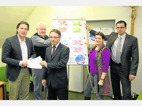 Glonner Geld in der Hand: (v.l.) Franz Kellner (Gewerbeverband,) B&uuml;rgermeister Martin Esterl, Franz Demmel (Sparkasse) sowie Heike Pfeifer und Oliver Gehrmann (Gewerbeverband). Foto: sro