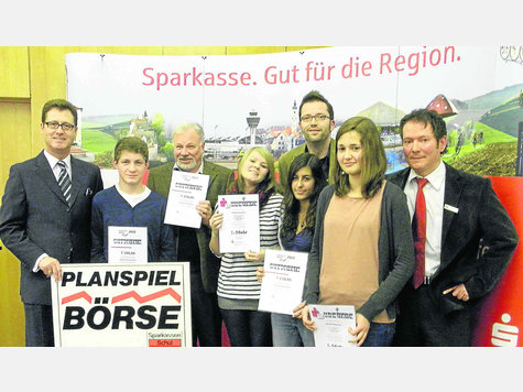Auszeichnung für „Merkel Angel(a)s“: Sparkassen-Direktor Joachim Sommer (l.) und Werbeleiter Helmut Pfanzelt (r.) beglückwünschten (v. l.) Nico Hermmannskirchner, Konrektor Fritz Dobler, Annette Schollwöck, Wirtschaftslehrer Walter Baumann, Ana-Rita La Graca Vierira und Julia Dangl von der Hauptschule am Lodererplatz. foto. MAS Auszeichnung für „Merkel Angel(a)s“: Sparkassen-Direktor Joachim Sommer (l.) und Werbeleiter Helmut Pfanzelt (r.) beglückwünschten (v. l.) Nico Hermmannskirchner, Konrektor Fritz Dobler, Annette Schollwöck, Wirtschaftslehrer Walter Baumann, Ana-Rita La Graca Vierira und Julia Dangl von der Hauptschule am Lodererplatz. foto. MAS