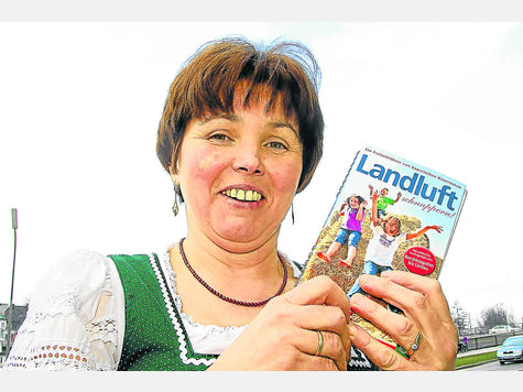 Der Schl&uuml;ssel zum Freizeitvergn&uuml;gen: Kreisb&auml;uerin Ursula Fiechtner mit dem F&uuml;hrer &bdquo;Landluft schnuppern&ldquo;. Foto: arp