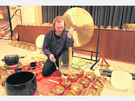 Der Klangschalen-Meditationsabend mit David Lindner im Pfarrsaal von Verklärung Christi fand viel Zustimmung. Foto: herold Der Klangschalen-Meditationsabend mit David Lindner im Pfarrsaal von Verklärung Christi fand viel Zustimmung. Foto: herold