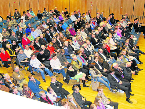 Menschenmasse Erding S-bahn Ringschluss Stadthalle Menschenmasse Erding S-bahn Ringschluss Stadthalle