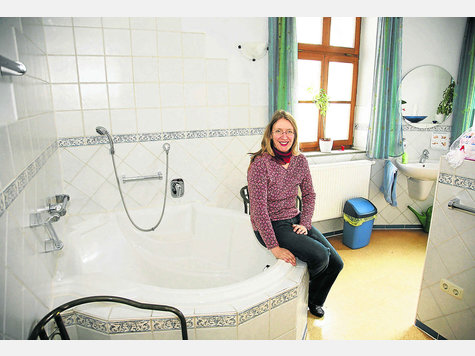 Hebamme Evelin Altenbeck musste das Moosburger Geburtshaus schließen. Der kleine Vincent ist das letzte Baby, das in diesem Bad auf die Welt kam. Foto: Albrecht Hebamme Evelin Altenbeck musste das Moosburger Geburtshaus schließen. Der kleine Vincent ist das letzte Baby, das in diesem Bad auf die Welt kam. Foto: Albrecht