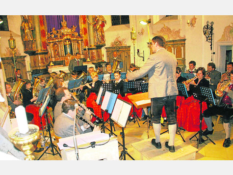 Die Musikkapelle Sachsenried mit Dirigent Josef Hindelang beim Benefizkonzert in der St. Martins-Kirche. Foto: uf Die Musikkapelle Sachsenried mit Dirigent Josef Hindelang beim Benefizkonzert in der St. Martins-Kirche. Foto: uf