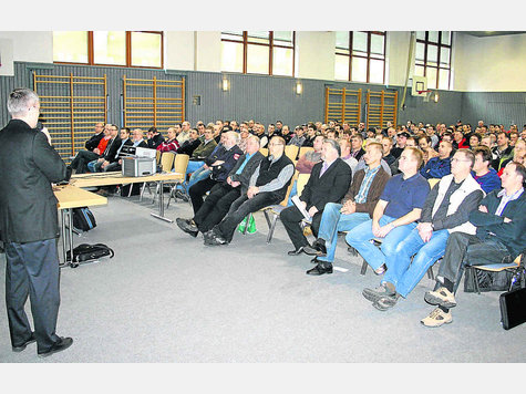 &Uuml;ber Photovoltaik-Anlagen informierte Ingo Martin die Kreisfeuerwehren in Polling. foto: ff