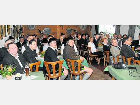 Aufmerksam lauschten die Wackersberger bei der B&uuml;rgerversammlung im Saal des Gasthof Fischbach. foto: mel