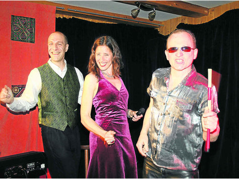 „Comtesse & Co“ (von links): Steffen Zander, Rahel Comtesse und Peter Krempelsetzer widmen sich in ihrem Musik-Kabarett im Eulenspiegel dem Thema Glück. Foto: ms „Comtesse & Co“ (von links): Steffen Zander, Rahel Comtesse und Peter Krempelsetzer widmen sich in ihrem Musik-Kabarett im Eulenspiegel dem Thema Glück. Foto: ms