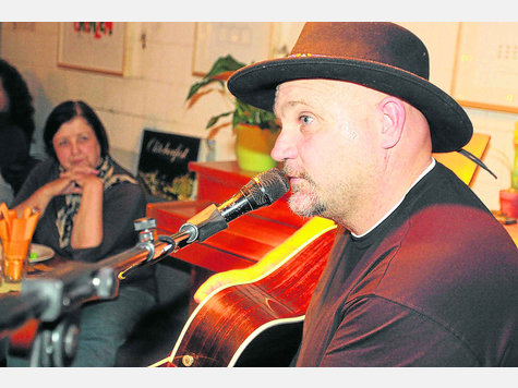 Rory Ellis machte mit seiner Wahnsinnsstimme und seiner Musik Australien h&auml;ppchenweise erlebbar. Foto: HAB