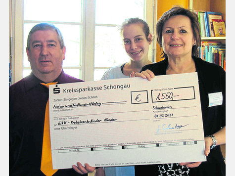 Scheckübergabe durch Fridolin Zwick an Lisa Stritzl-Goreczko von der Kinderklinik in München-Schwabing. Scheckübergabe durch Fridolin Zwick an Lisa Stritzl-Goreczko von der Kinderklinik in München-Schwabing.