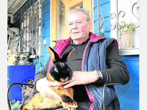 Josef Gerum mit einem Lohkaninchen schwarz auf dem Schoß. Foto: Michalek Josef Gerum mit einem Lohkaninchen schwarz auf dem Schoß. Foto: Michalek