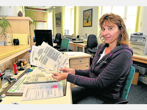 Viel zu tun: Andrea Hattensperger stellt in diesen Tagen immer wieder Briefwahlunterlagen zusammen. Die Nachfrage bei ihr im Wahlamt des Garmisch-Partenkirchner Rathauses ist beträchtlich. Foto: Sehr Viel zu tun: Andrea Hattensperger stellt in diesen Tagen immer wieder Briefwahlunterlagen zusammen. Die Nachfrage bei ihr im Wahlamt des Garmisch-Partenkirchner Rathauses ist beträchtlich. Foto: Sehr