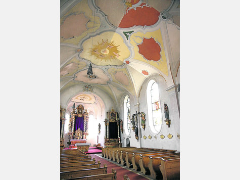 Eine paar Quadratmeter Musterfl&auml;che an der Kirchendecke lassen die Gl&auml;ubigen in M&uuml;nsing hoffen. Foto: Hermsdorf