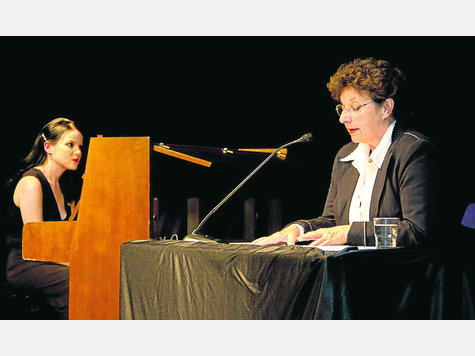 Starke Frauen: Monika Baumgartner (r.) und Agnes Krumwiede beim politischen Gesprächskonzert. foto: Greif Starke Frauen: Monika Baumgartner (r.) und Agnes Krumwiede beim politischen Gesprächskonzert. foto: Greif