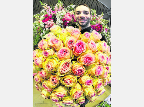 Blumen, die ein gutes Gewissen machen: Florist Steffen Laible mit einem Strau&szlig; fair gehandelter und garantiert giftfreier Rosen. foto: marcus schlaf