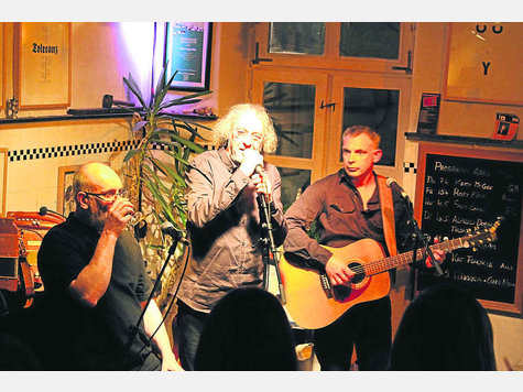 Französische Chansons und Rotwein sind für das Trio Sans Souci unzertrennlich. Totophe genießt ein Glas. Foto:kn Französische Chansons und Rotwein sind für das Trio Sans Souci unzertrennlich. Totophe genießt ein Glas. Foto:kn