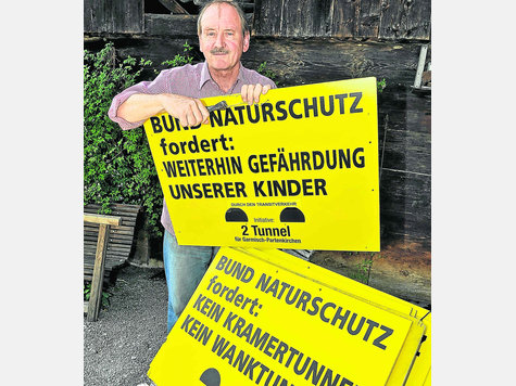 Aufreger: Die Schilder, die Josef Ostler im Namen der Initiative „Zwei Tunnel für Garmisch-Partenkirchen“ im Ort aufhing, werten die Naturschützer als Angriff. foto: sehr Aufreger: Die Schilder, die Josef Ostler im Namen der Initiative „Zwei Tunnel für Garmisch-Partenkirchen“ im Ort aufhing, werten die Naturschützer als Angriff. foto: sehr