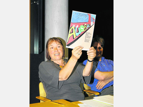 Mit diesem Plakat, das Elke Struzena hochhält, solle Bürger mobilisisiert werden. Foto: akk Mit diesem Plakat, das Elke Struzena hochhält, solle Bürger mobilisisiert werden. Foto: akk