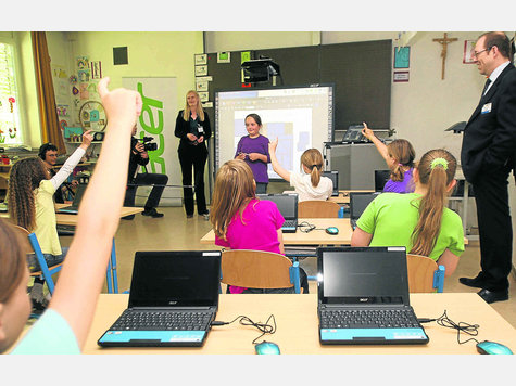 Das moderne Klassenzimmer: Schulleiterin Tanja Markefka &uuml;bt mit den Kindern &bdquo;Dalli-Klick&ldquo;. foto: dziemballa