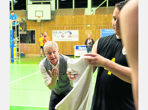 Werben, locken, heranwinken: Grafings Trainer J&uuml;rgen Pfletschinger (l.) sucht mit Manager Macus Bohle noch nach Verst&auml;rkungen f&uuml;r den Zweitliga-Kader. foto: sro