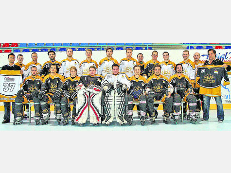Die Erding Crowns in ihren neuen Dressen (hinten, v. l.): Artur Staron (Premium-Sponsor Primex Solar), Alex Rauscher, Alex Gantschnig, Thomas Vogl, Sebastian Bellstedt, Lars Bernhardt, Tobias Draxinger, Timo Borrmann, Stefan Peipe, Sebastian Lachner, Philipp Michl, Christian Mitternacht, Thomas Mittermeier, Christian Eiber vom Haupt-Sponsor Crowns, (vorne, v. l.) Felix Sch&uuml;tz, Spielertrainer Daniel Krzizok, Christian Poetzel, J&uuml;rgen Gattermann, Manuel Neubauer, Markus Poetzel, Johannes Pfeiffer und Rudi Lorenz. (wk)