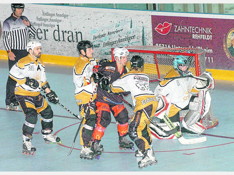 Die Erding Crowns (helle Trikots, v. l.) Thomas Vogl, Thomas Mittermeier, Lars Bernhardt und Torwart Jürgen Gattermann stemmten sich vergeblich gegen die erfahrenen Inliner aus Königsbrunn. foto: kressierer Die Erding Crowns (helle Trikots, v. l.) Thomas Vogl, Thomas Mittermeier, Lars Bernhardt und Torwart Jürgen Gattermann stemmten sich vergeblich gegen die erfahrenen Inliner aus Königsbrunn. foto: kressierer