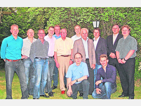 Unterstützen das Glasfaserprojekt (Stehend v.l.): Markus Hagl (Sprecher Bürgerinitiative (BI)), Andreas Ciganek (BI), Leo Asam (Altonetz), Christian Richter (Hauptamtsleiter Gemeinde Altomünster), Meinhard Feldmann (MYGATE), Walter Erl (MYGATE), Stefan Reindl (Altonetz), Bürgermeister Konrad Wager, Christian Schweiger (Altonetz), Bernhard Rapp (RBS Netkom) und Markus Eichinger (Projektant von RBS). Knieend v.l.: Josef Treffler (BI) und Dominik Rapp (RBS Netkom). Foto: kn Unterstützen das Glasfaserprojekt (Stehend v.l.): Markus Hagl (Sprecher Bürgerinitiative (BI)), Andreas Ciganek (BI), Leo Asam (Altonetz), Christian Richter (Hauptamtsleiter Gemeinde Altomünster), Meinhard Feldmann (MYGATE), Walter Erl (MYGATE), Stefan Reindl (Altonetz), Bürgermeister Konrad Wager, Christian Schweiger (Altonetz), Bernhard Rapp (RBS Netkom) und Markus Eichinger (Projektant von RBS). Knieend v.l.: Josef Treffler (BI) und Dominik Rapp (RBS Netkom). Foto: kn