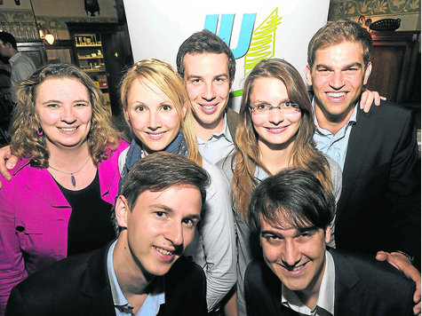 Maximilian B&ouml;ltl (r.) gibt sein Amt nach vier Jahren ab. Neu im JU-Kreisvorstand, der unter Wahlleiterin Kerstin Schreyer-St&auml;blein (l.) gew&auml;lt wurde, sind (v.l.) Jessica Roselli, Patrick Schramm, Marina Lindner, Viktor Valnion (vorne l.) und Thomas Pardeller. Foto: michel