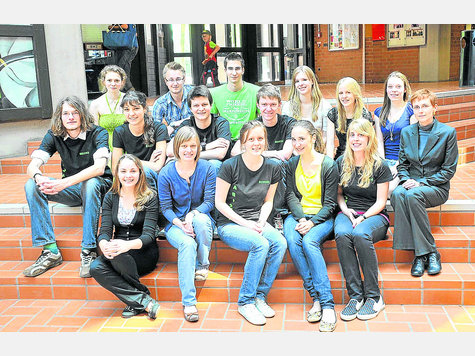Traumnoten für Dorfens beste Abiturienten (vorne v.l.): Annette Jekl, Barbara Pfeiffer, Julia Schuder, Lena Albersdörfer, Katharina Ramsauer und Oberstufenkoordinatorin Silke Kröger; (Mitte v.l.): Lukas Mecke, Barbara Tremmel, Andreas Greimel, Martin Schrimpf; (hinten v.l.): Maria Haberland, Dominik Baumeister, Lukas Rottleb, Carola Focke, Laura Scharl und Carina Bagowski. Foto: Weingartner Traumnoten für Dorfens beste Abiturienten (vorne v.l.): Annette Jekl, Barbara Pfeiffer, Julia Schuder, Lena Albersdörfer, Katharina Ramsauer und Oberstufenkoordinatorin Silke Kröger; (Mitte v.l.): Lukas Mecke, Barbara Tremmel, Andreas Greimel, Martin Schrimpf; (hinten v.l.): Maria Haberland, Dominik Baumeister, Lukas Rottleb, Carola Focke, Laura Scharl und Carina Bagowski. Foto: Weingartner