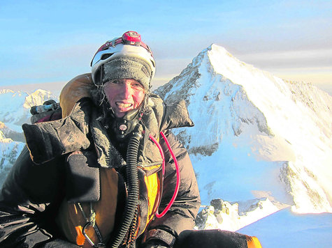 Gl&uuml;cksgef&uuml;hl und Stolz erf&uuml;llen Billi Bierling beim Besteigen von 8000ern. Hier steht sie auf dem Lhotse (8515 Meter), im Hintergrund der Mount Everest (8848 Meter). Foto: fkn