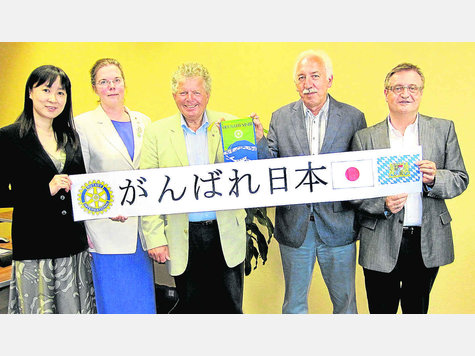 &bdquo;Viel Gl&uuml;ck und halt durch&ldquo; steht in japanisch auf dem Plakat. Es hat geholfen Yukari Kurita und Gabriela Bracklo, Dr. Heino Pause, Konrektor Ernst Berg und Rektor Richard Bauer freuten sich &uuml;ber die riesige Spendensumme. Foto: Martin