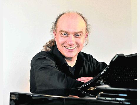 Kirchenmusiker Gregor Gardemann dirigiert den Chor St. Severin.Fkn