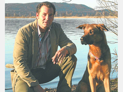 Suchen ein Heim: Christian Weinberger und Fido. Foto: stb(A) Suchen ein Heim: Christian Weinberger und Fido. Foto: stb(A)