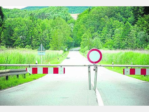 Hier geht’s nicht weiter: So sah die gesperrte Staatsstraße am Sonntag aus. Nach Ansicht von Peter Wiesmeier hätte die Strecke freigegeben werden können. Foto: Wiesmeier Hier geht’s nicht weiter: So sah die gesperrte Staatsstraße am Sonntag aus. Nach Ansicht von Peter Wiesmeier hätte die Strecke freigegeben werden können. Foto: Wiesmeier
