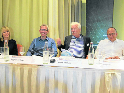 Stolz auf den Rekordumsatz (v.l.): Johanna Gr&ouml;mmer (&Ouml;sterreich), Pepijn van den Hoogen (Holland), Werner Riethmann (Deutschland) und Rene Urfer (Schweiz) berichteten &uuml;ber die Gesch&auml;ftserfolge von LOWA. Foto: ostermair