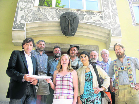 773 Unterschriften &uuml;bergaben die Olympia-Gegner in Oberammergau am 2. Juli vergangenen Jahres an B&uuml;rgermeister Arno Nunn (l.) &ndash; weiter v.l. Rudi Killer, Anton Hochenleitner, Regina Schmid, Florian Schwarzfischer, Andrea Sorg, Ernst Flo&szlig;mann, Josef F. Holzwarth und Korbinian Freier. Foto: hutter
