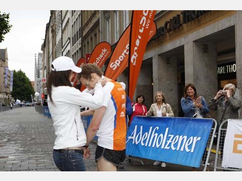 Stadtlauf M&uuml;nchen: Bilder vom Zieleinlauf auf dem Marienplatz von 8.45 bis 8.55