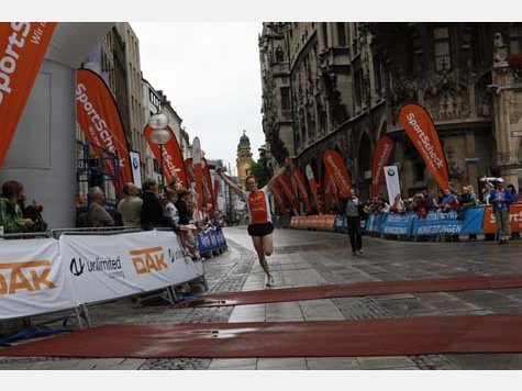 Stadtlauf M&uuml;nchen: Bilder vom Zieleinlauf auf dem Marienplatz von 8.45 bis 8.55