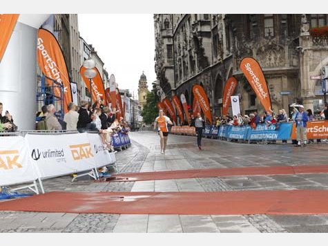 Stadtlauf M&uuml;nchen: Bilder vom Zieleinlauf auf dem Marienplatz von 8.45 bis 8.55