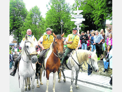 Empfangen von vielen Schaulustigen und angeführt vom Trommlerzug reiten die Reiter am Peitinger Hauptplatz ein. Links hoch zu Ross: Der Peitinger Georg Kirchbichler, der die gesamte Organisation des Deutsch-Italienischen Freundschaftsrittes übernommen hatte.foto: wk Empfangen von vielen Schaulustigen und angeführt vom Trommlerzug reiten die Reiter am Peitinger Hauptplatz ein. Links hoch zu Ross: Der Peitinger Georg Kirchbichler, der die gesamte Organisation des Deutsch-Italienischen Freundschaftsrittes übernommen hatte.foto: wk