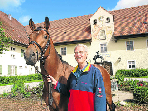 Die Pferdezucht ist sein Leben: Dr. Eberhard Senckenberg – hier mit dem Trakehner-Hengst „Idamantes“ – ist seit 1994 Leiter des Staatsgestüts Schwaiganger, wo die Biathlon- und Langlauf-Wettbewerbe stattfinden sollen. Foto: Herpen Die Pferdezucht ist sein Leben: Dr. Eberhard Senckenberg – hier mit dem Trakehner-Hengst „Idamantes“ – ist seit 1994 Leiter des Staatsgestüts Schwaiganger, wo die Biathlon- und Langlauf-Wettbewerbe stattfinden sollen. Foto: Herpen