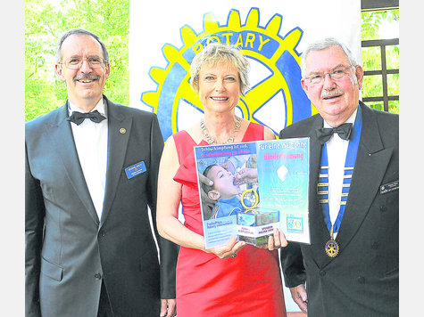 Engagiert bei der Polio-Sammelaktion sind (v. i.) die Rotarierer Michael Bulla, Ingrid Vos und Jürgen Holz. Foto: fkn Engagiert bei der Polio-Sammelaktion sind (v. i.) die Rotarierer Michael Bulla, Ingrid Vos und Jürgen Holz. Foto: fkn