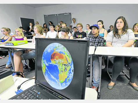 Bilder vom Klimawandel wurden am Dienstag im Gymnasium Ottobrunn veranschaulicht – mittels Live-Aufnahmen aus dem Weltall. Foto: Michel Bilder vom Klimawandel wurden am Dienstag im Gymnasium Ottobrunn veranschaulicht – mittels Live-Aufnahmen aus dem Weltall. Foto: Michel