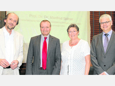 &bdquo;Das Hirn lernt st&auml;ndig&ldquo; (v.l.): Friedrich Fichtner, Manfred Spitzer, Ute Schneider-Maxon und R&uuml;diger Modell. Foto: jwg