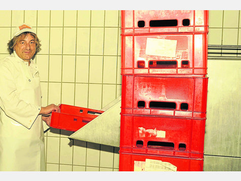 Georg Pirchmoser an seinem Au&szlig;enarbeitsplatz in der Metzgerei Fischer in Steinh&ouml;ring.