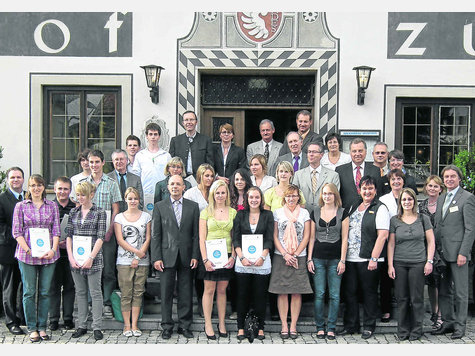 Die Absolventen der Azubi-Akademie feierten mit ihren Ausbildern den Erfolg. Foto: Schubert