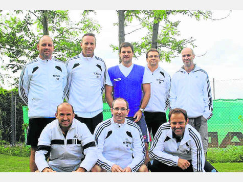 Den Aufstieg gepackt haben Plienings Herren 40 (vorne, v.l.): Martin Dürr, Dirk Rehberg, Alexander Kerndl sowie (hinten) Kai Rehberg, Robert Halmburger, Christof Sämmer, Erwin Weindl und Bernd Neichsner. foto: kn Den Aufstieg gepackt haben Plienings Herren 40 (vorne, v.l.): Martin Dürr, Dirk Rehberg, Alexander Kerndl sowie (hinten) Kai Rehberg, Robert Halmburger, Christof Sämmer, Erwin Weindl und Bernd Neichsner. foto: kn